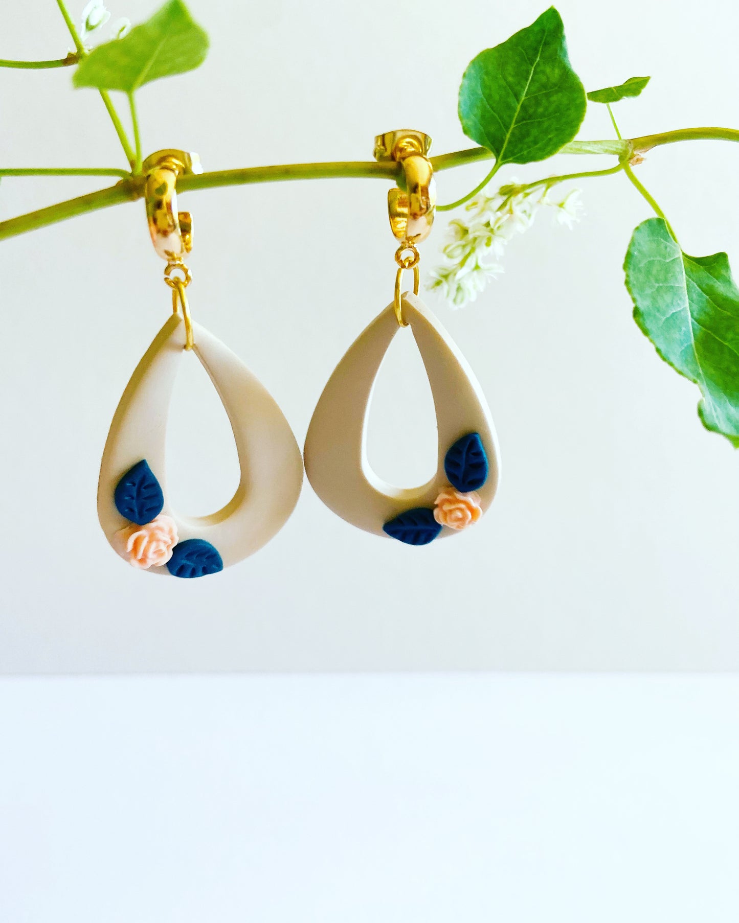 Sahara colour with flowers and 18k gold plated hoop stud