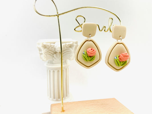 Pendientes de color beige with relieve de flores y hojas