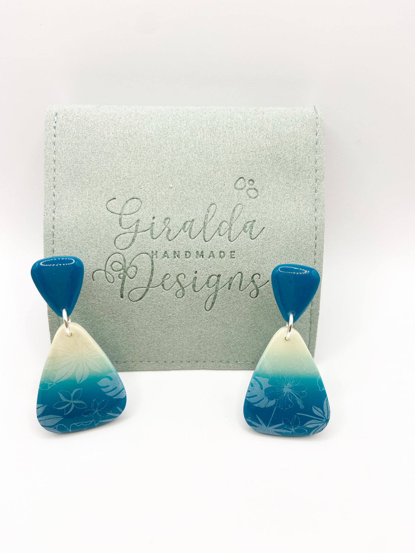 Pendientes color esmeralda y beige con estampados florales