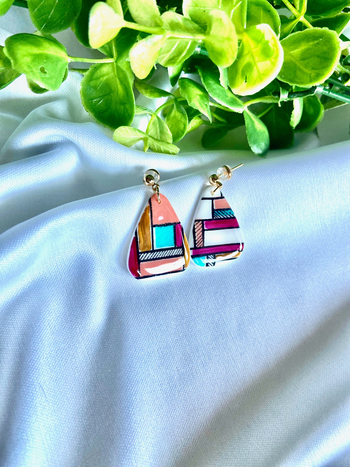 Pendiente de arcilla con forma triangular y con colores variados