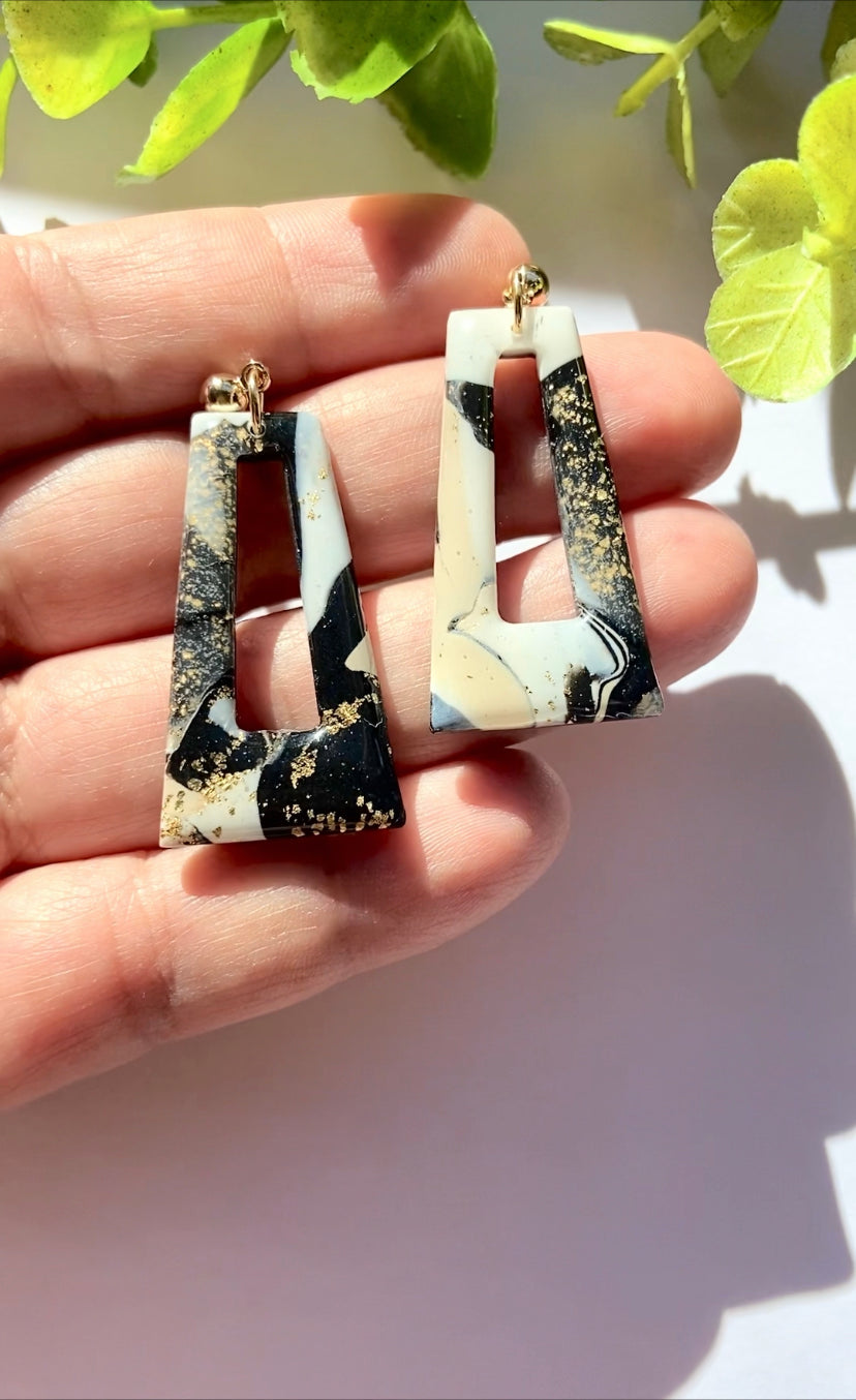 Night black polymeric clay earring / Pendiente rectángulo de colores oscuros