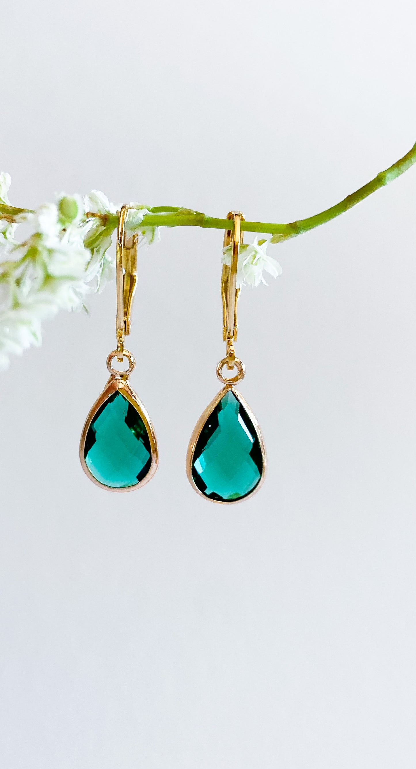 Emerald Cristal with 24k gold plated lever back